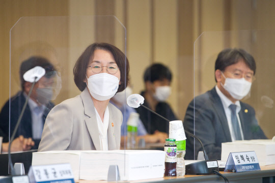 임혜숙 과기정통부 장관이 24일 오후 서울 종로구 광화문교보빌딩 국가과학기술자문회의 대회의실에서 열린 '제16회 국가과학기술자문회의 심의회의'에 참석해 인삿말을 하고 있다.  과기정통부 제공